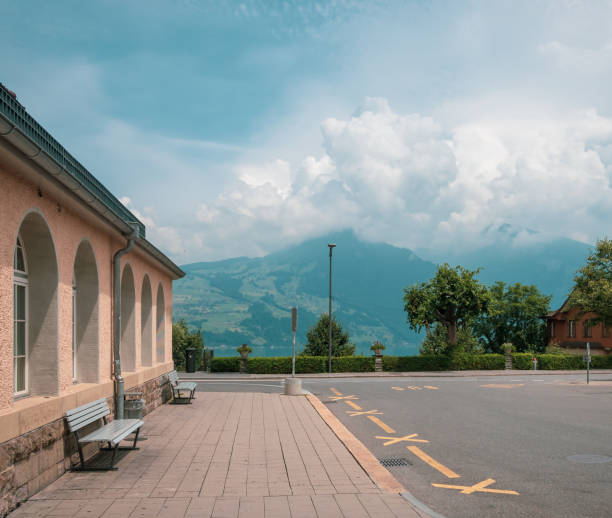 vista da una delle stazioni ferroviarie delle ferrovie svizzere. montagne lontane tra nuvole e foschia - swiss culture chalet brienz european alps foto e immagini stock