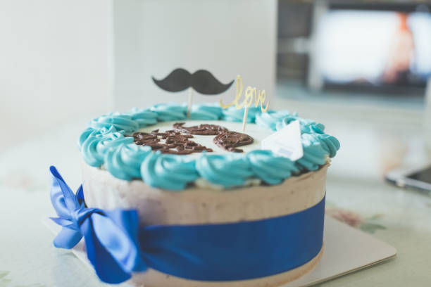 hermoso pastel de brithday con nudo de arco azul en el escritorio - bowknot fotografías e imágenes de stock