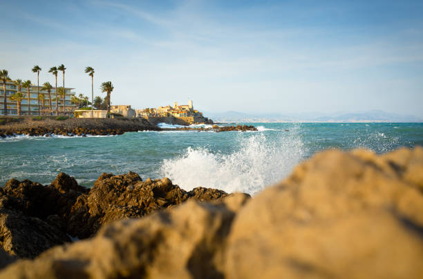 vista di antibes nel giorno ventoso - antibes foto e immagini stock