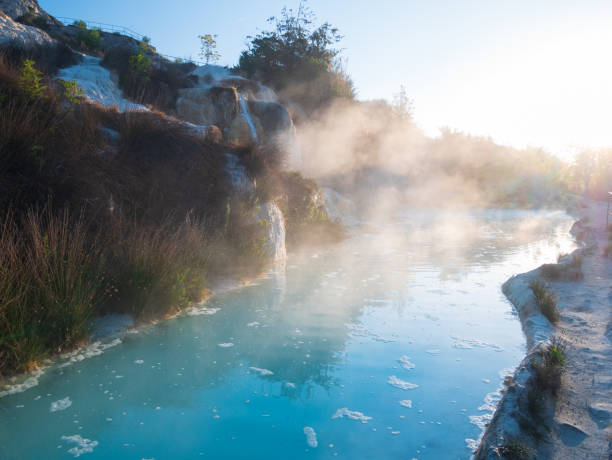 basen geotermalny i gorące źródła w toskanii, włochy. bagno vignoni wolny wodospad termiczny w godzinach porannych bez ludzi. - sulphur landscape fumarole heat zdjęcia i obrazy z banku zdjęć