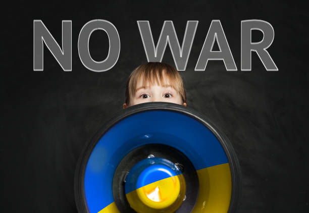 青と黄色のメガホンで叫ぶ可愛い子 戦争なし! - ukrainian culture audio ストックフォトと画像