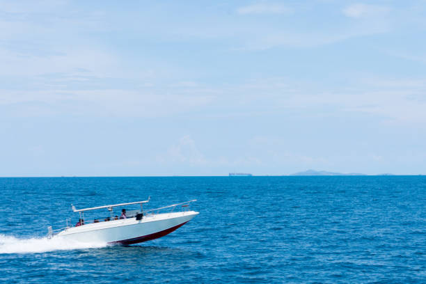 łódź motorowa porusza się po błękitnym morzu. - sailing motorboating speedboat racing nautical vessel zdjęcia i obrazy z banku zdjęć