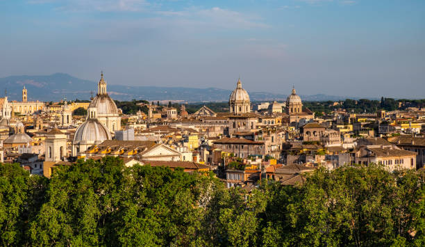 historisches zentrum von rom in italien mit altare della patria denkmal, pantheon, kolosseum, palatin und kapitol hügel - aelian bridge stock-fotos und bilder