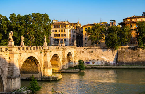 río tíber y terraplén lungotevere tor di nona aparte del puente de san ángel de ponte sant'angelo en roma en italia - aelian bridge fotografías e imágenes de stock