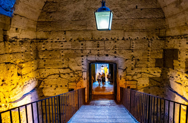 pasaje interior del castel sant'angelo - castillo del santo ángel, mausoleo del emperador adriano en roma en italia - aelian bridge fotografías e imágenes de stock