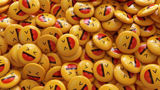 Representación 3D de un montón de emojis de risa amarilla píldoras brillantes photo