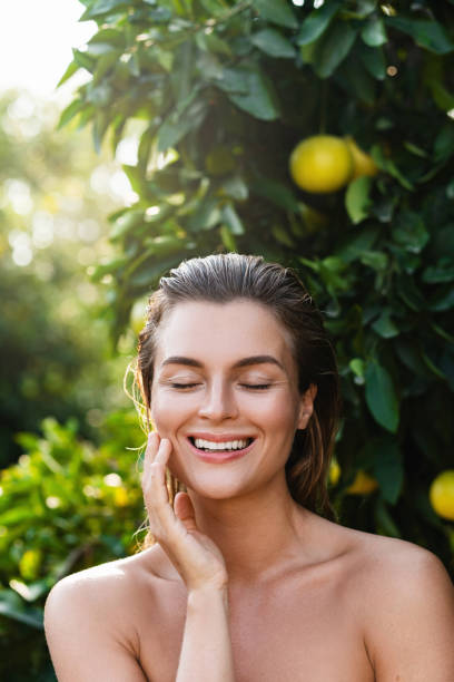 portret pięknej kobiety o gładkiej skórze na tle drzew cytrynowych - beautiful people citrus fruit fruit zdjęcia i obrazy z banku zdjęć