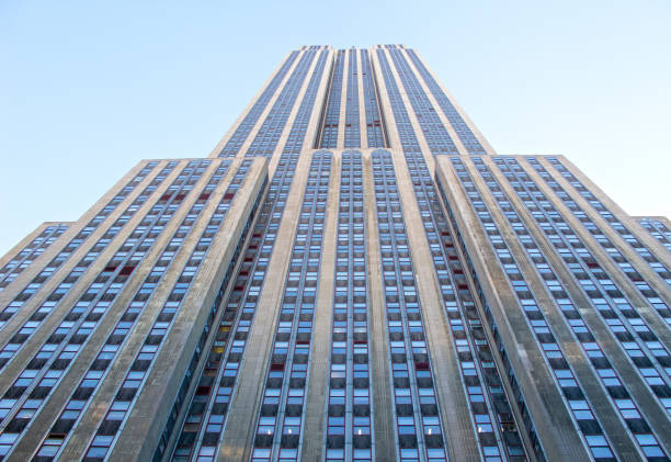 façade de l’empire state building sur la cinquième avenue - empire state building photos et images de collection