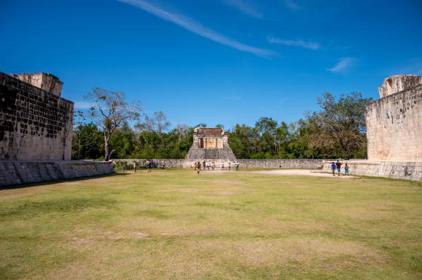 der große ballplatz in chichen itza - the great court stock-fotos und bilder