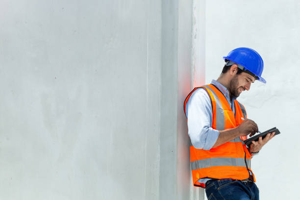 porträt eines jungen ingenieurs check im gebäude. - minority african ethnicity business hardhat stock-fotos und bilder