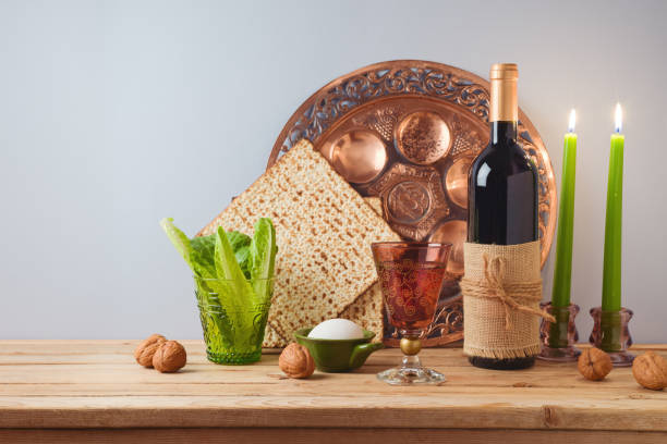 회색 배경 위에 나무 테이블에 와인, 마트자, 세더 플레이트와 유대인 휴가 유월절 축하 개념. - passover seder wine matzo 뉴스 사진 이미지