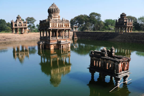 18 de dezembro de 2021, santhebennur, karnataka, índia, musafirkhana e honda, a grande lagoa (honda) tem seus lados cobertos com degraus de granito. belas colunas e arcos enfeitam o interior do prédio. - pillared - fotografias e filmes do acervo