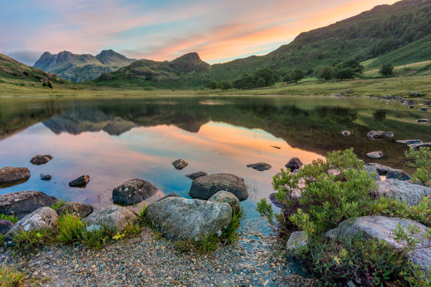 riflessi di montagna all'alba. blea tarn, lake district, regno unito. - uk mountain color image cumbria foto e immagini stock