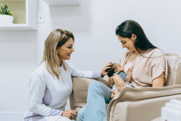 doula enfermeira acompanhando amamentação - breastfeeding newborn mother baby - fotografias e filmes do acervo