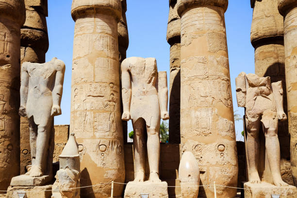 statuen von ramses ii. am großen hof von ramses ii. (peristylhof) im luxor-tempel in luxor, ägypten - the great court stock-fotos und bilder