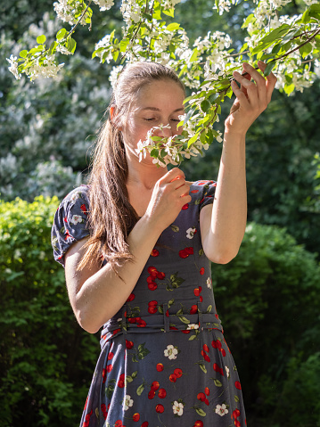 https://media.istockphoto.com/id/1389332046/photo/beautiful-young-woman-without-makeup-in-a-spring-park-among-flowering-trees.jpg?b=1&s=170667a&w=0&k=20&c=dX5kSYMF0rarkYMZVC8U5gTn1NVNXkhdmA59kP2ftNY=