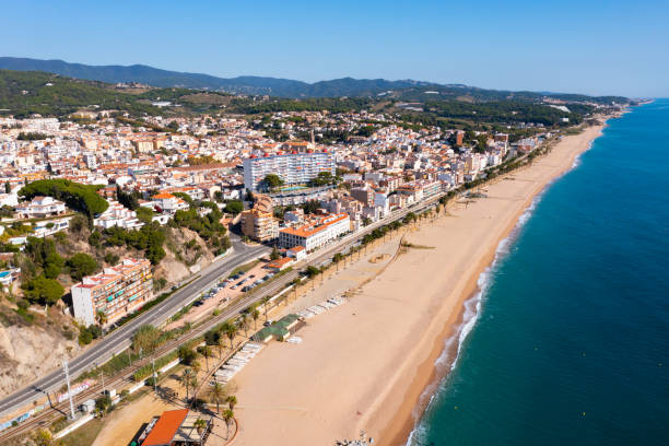 vista de pájaro de canet de mar, españa - maresme fotografías e imágenes de stock