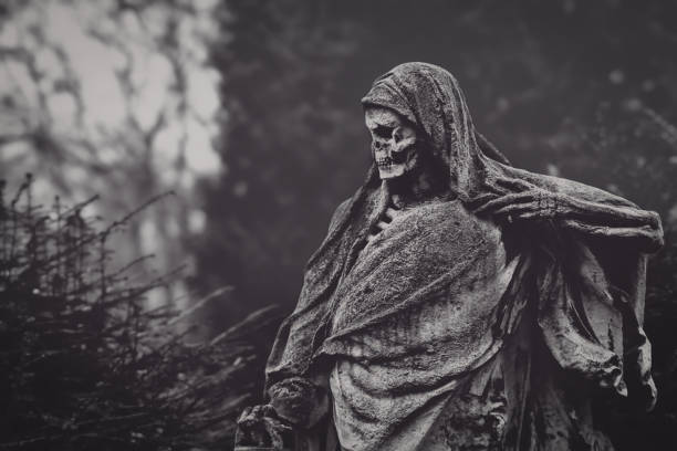 the grim reaper at the melatenfiedhof in cologne - hofmann imagens e fotografias de stock