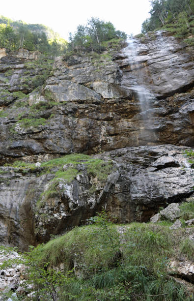 大きな滝を形成する岩から流れる水 - overhanging ストックフォトと画像