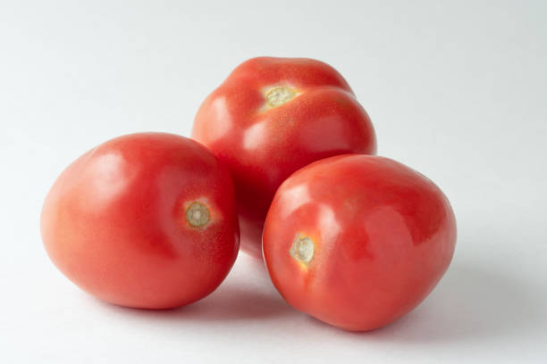pomodori roma interi freschi - plum tomato immagine foto e immagini stock
