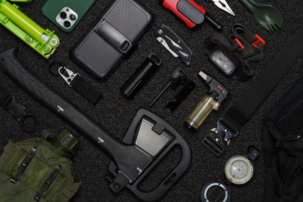 edc daily use toolkit / everyday carry - military canteen zdjęcia i obrazy z banku zdjęć