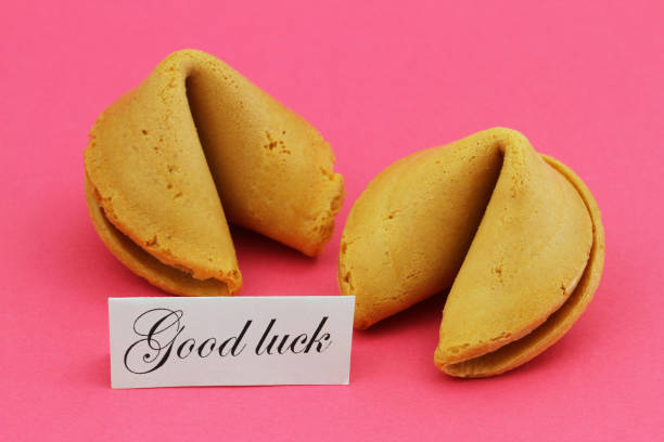 tarjeta de buena suerte con dos galletas de la fortuna chinas sobre fondo rosa - luck fortune telling cookie fortune cookie fotografías e imágenes de stock