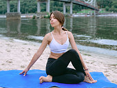 junge-fitte-frau-in-sportbekleidung-in-verschiedenen-yoga-asanas-im-freien-am-strand-am-fluss.jpg?b=1&s=170x170&k=20&c=hA6pIuloICD_bL4EDLyphwKwWQtVzKzzW4pvAlCohPk=