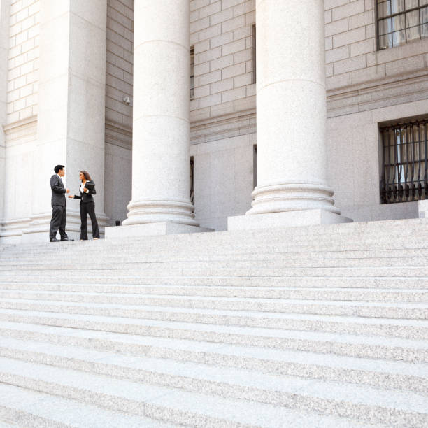 юристы обсуждают внешний вид ступеней здания суда - courthouse staircase politician business стоковые фото и изображения