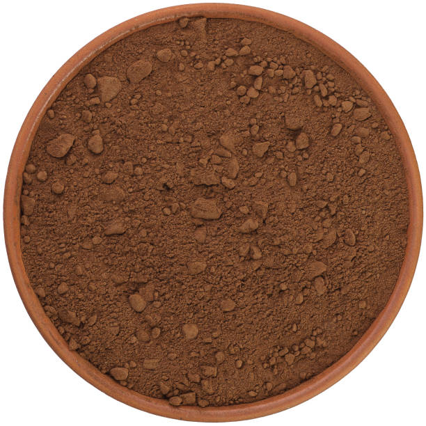 白い背景に隔離された茶色のセラミックボウルの中のイナゴマメの粉。ビーガンベジタリアン食品や飲み物のための有機健康成分、クローズアップ - carob bean ストックフォトと画像