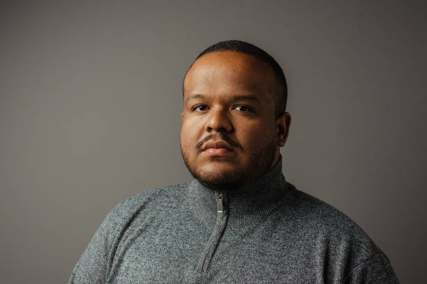 retrato de un hombre negro serio en el estudio - portrait human face men overweight fotografías e imágenes de stock