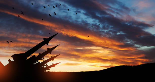 i missili sono puntati verso il cielo al tramonto. bomba nucleare, armi chimiche, difesa missilistica. - conflict foto e immagini stock