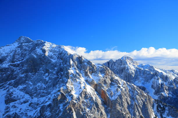 schneebedeckte berge der slowenischen alpen - 11270 stock-fotos und bilder