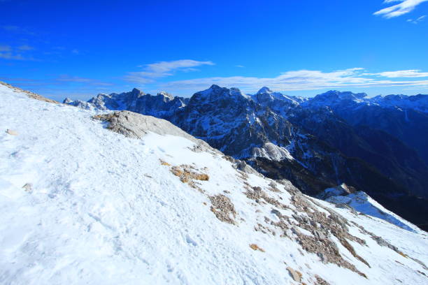 슬로베니아 알프스의 눈 덮인 산들 - 11250 뉴스 사진 이미지