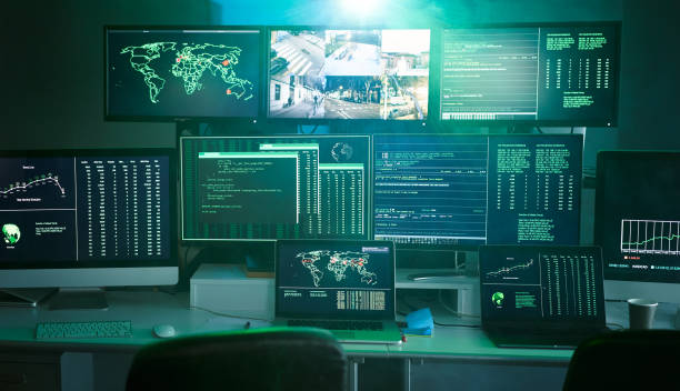 диспетчерская мониторинг наблюдения, видеокамера управления городом - пустое пространство темной комнаты офиса заполнено экраном устройс - spy стоковые фото и изображения