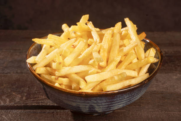 свежий жареный картофель в белой миске - appetizer bowl potato chip condiment стоковые фото и изображения