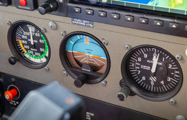 cessna 172 skyhawk instrumentos de reserva - skyhawk fotografías e imágenes de stock