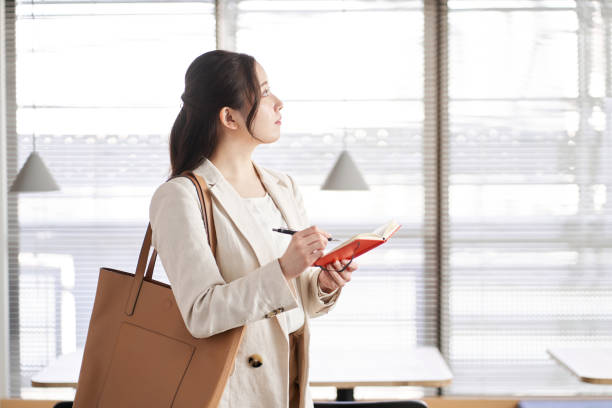 horário de verificação de mulheres de negócios asiáticas - job search note pad business person interview - fotografias e filmes do acervo