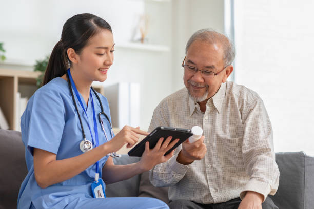 A doctor who works in an office and consults to patient, she explains health care symptoms and help elderly man, giv medicines. Writing down diagnosed and symptoms, elderly care, health care concept. una doctora que trabaja en un consultorio y consulta al paciente, explica los síntomas de la atención médica y ayuda a los ancianos, giv medicamentos. anotación de diagnósticos y síntomas, cuidado de ancianos, concepto de atención médica.