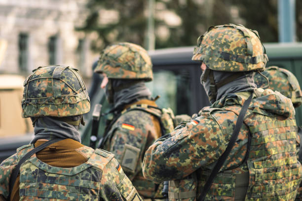 стокові фото, фото роялті-фрі та зображення на тему солдати німецької армії зі зброєю, шоломами та військовою технікою - німеччина