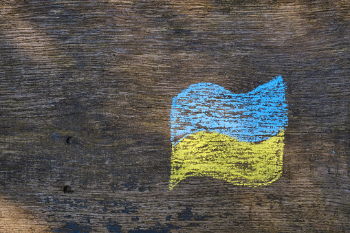 Bandera de Ucrania dibujada con crayones sobre un fondo de madera. Independencia de Ucrania. Ucrania ama el concepto. Crayones para dibujar. antecedentes creativos photo