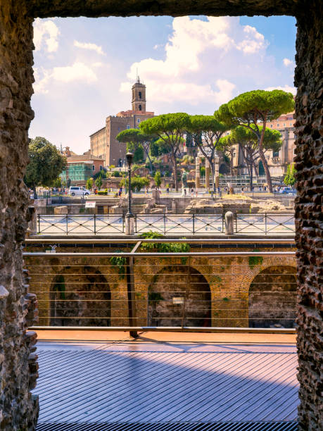una vista sugerente del foro romano y la colina capitolina en el corazón de la antigua roma - imperial italy rome roman forum fotografías e imágenes de stock