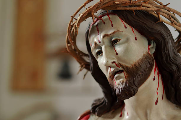 jesús como ecce homo (he aquí el hombre) juzgado por pilato, coronado con la corona de espinas. - flagellation fotografías e imágenes de stock