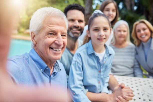 scatto di una famiglia multigenerazionale in posa insieme all'aperto - real people enjoyment happiness confidence foto e immagini stock