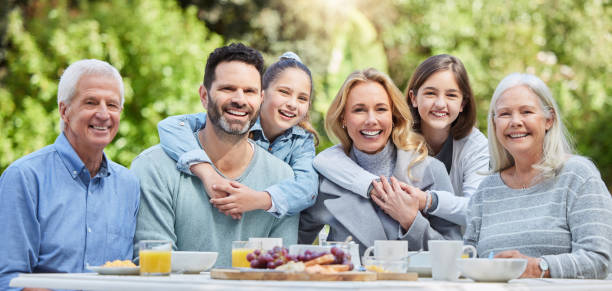 scatto di una famiglia che pranza fuori - real people enjoyment happiness confidence foto e immagini stock