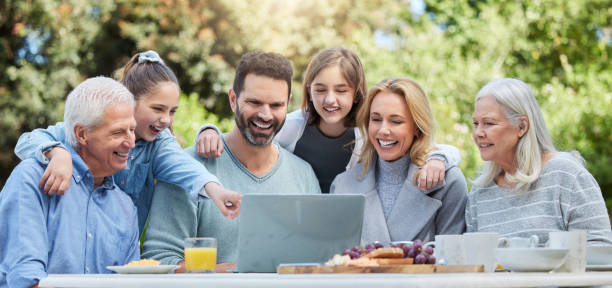 tiro de uma família usando um laptop fora - real food fotos - fotografias e filmes do acervo