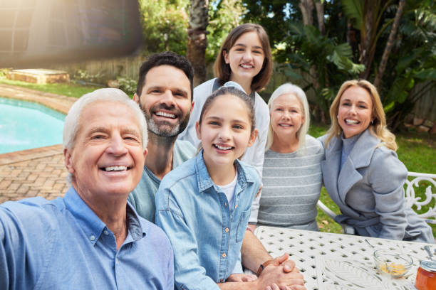 scatto di una famiglia multigenerazionale in posa insieme all'aperto - real people enjoyment happiness confidence foto e immagini stock