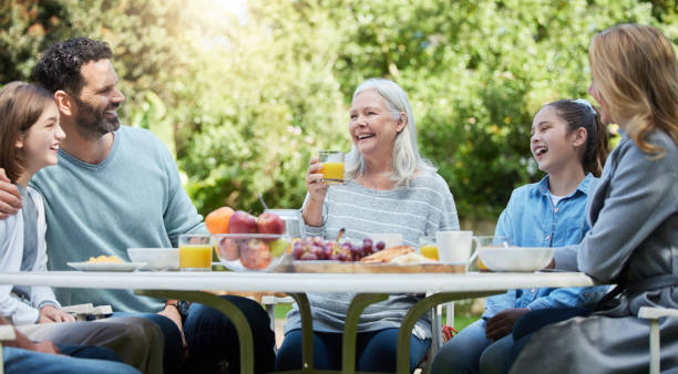 scatto di una famiglia che pranza fuori - real people enjoyment happiness confidence foto e immagini stock