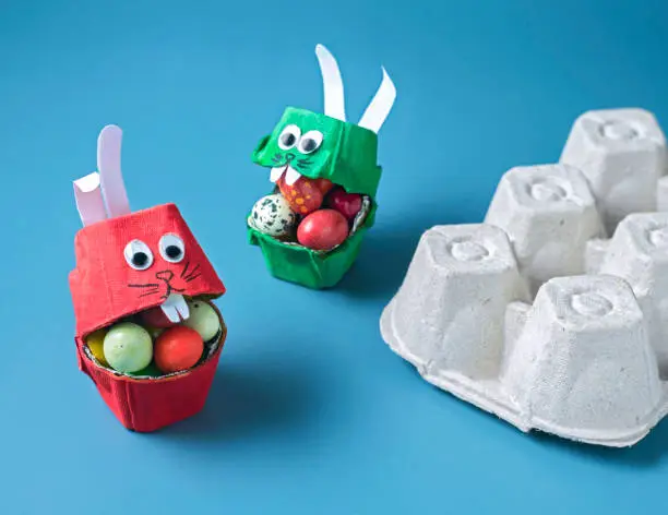 EASTER BUNNIES from an egg carton WITH SWEET GIFTS, Easter crafts with children