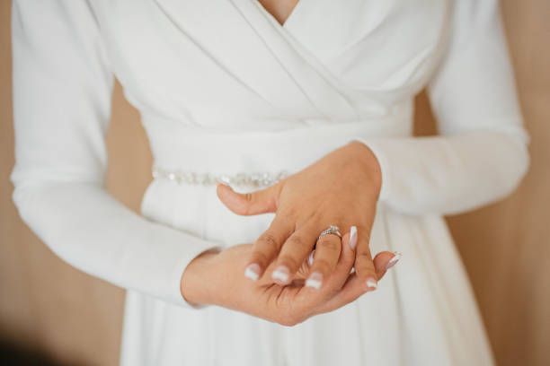 istock The hand of the bride with a wedding ring. 1389446301