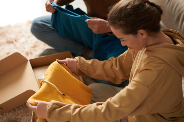 istock Woman Unpacking Hoodie 1389447933